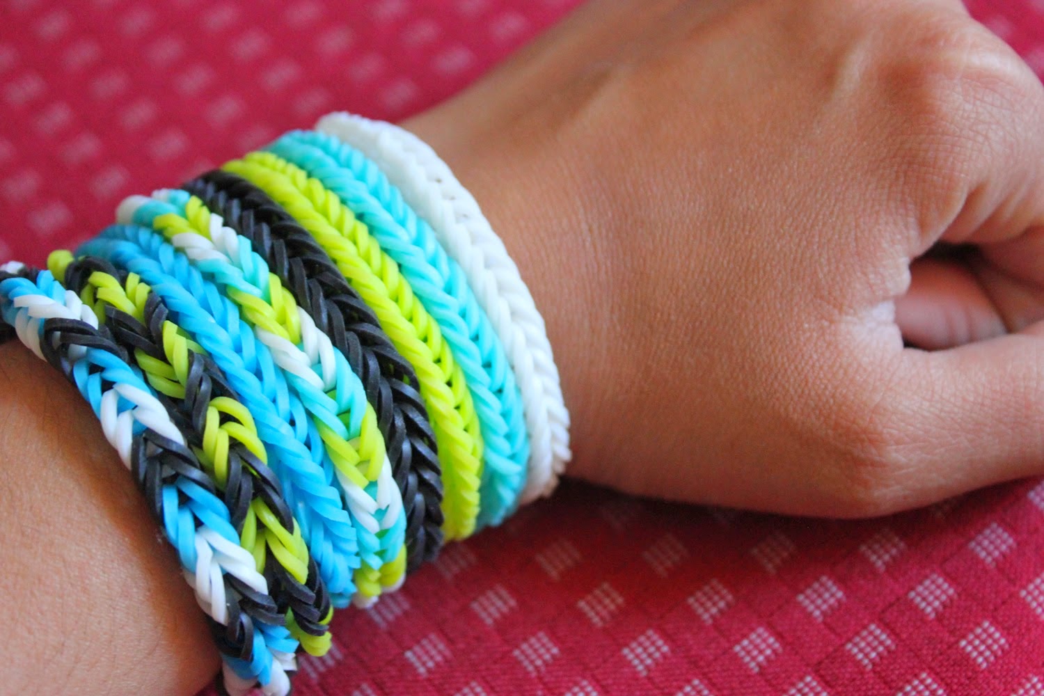 Pulseiras de elásticos.