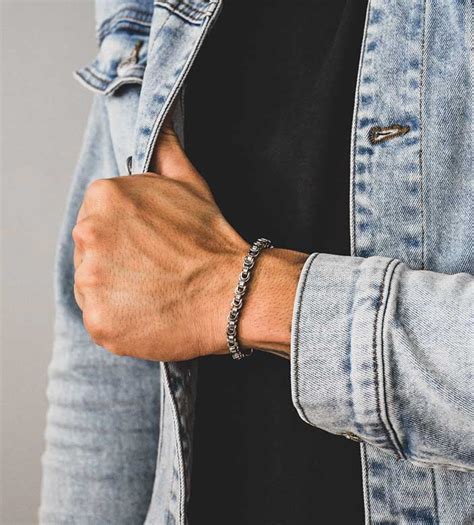 Comprar Homem Usando Pulseira Barato&nbsp;Preço